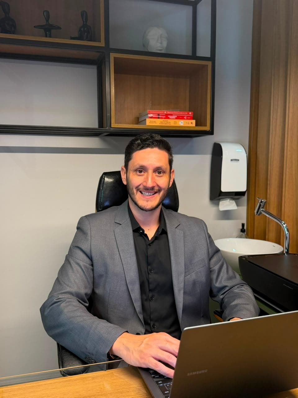 Dr. Denis Saraiva no atendimento